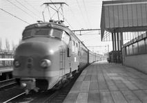 837195 Afbeelding van het electrische treinstel nr. 730 (mat. 1954, plan F) langs het perron van het N.S.-station ...